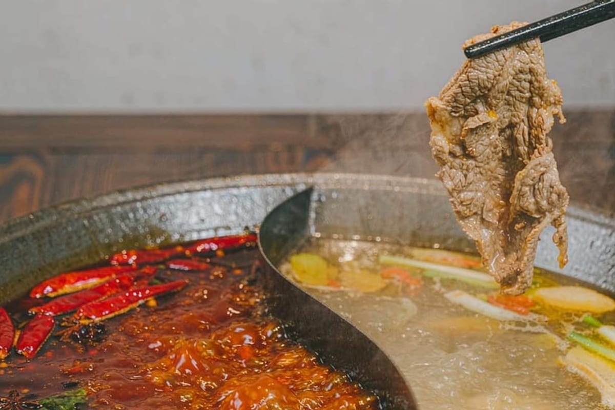 Hotpot de Sichuan fervendo em panela dividida