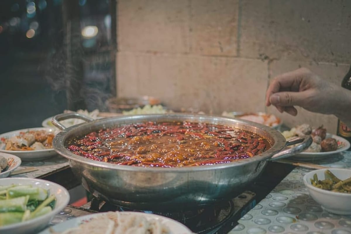 Hotpot de Chongqing com óleo de pimenta em mesa de rua