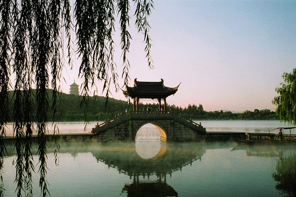Lago Oeste ao amanhecer