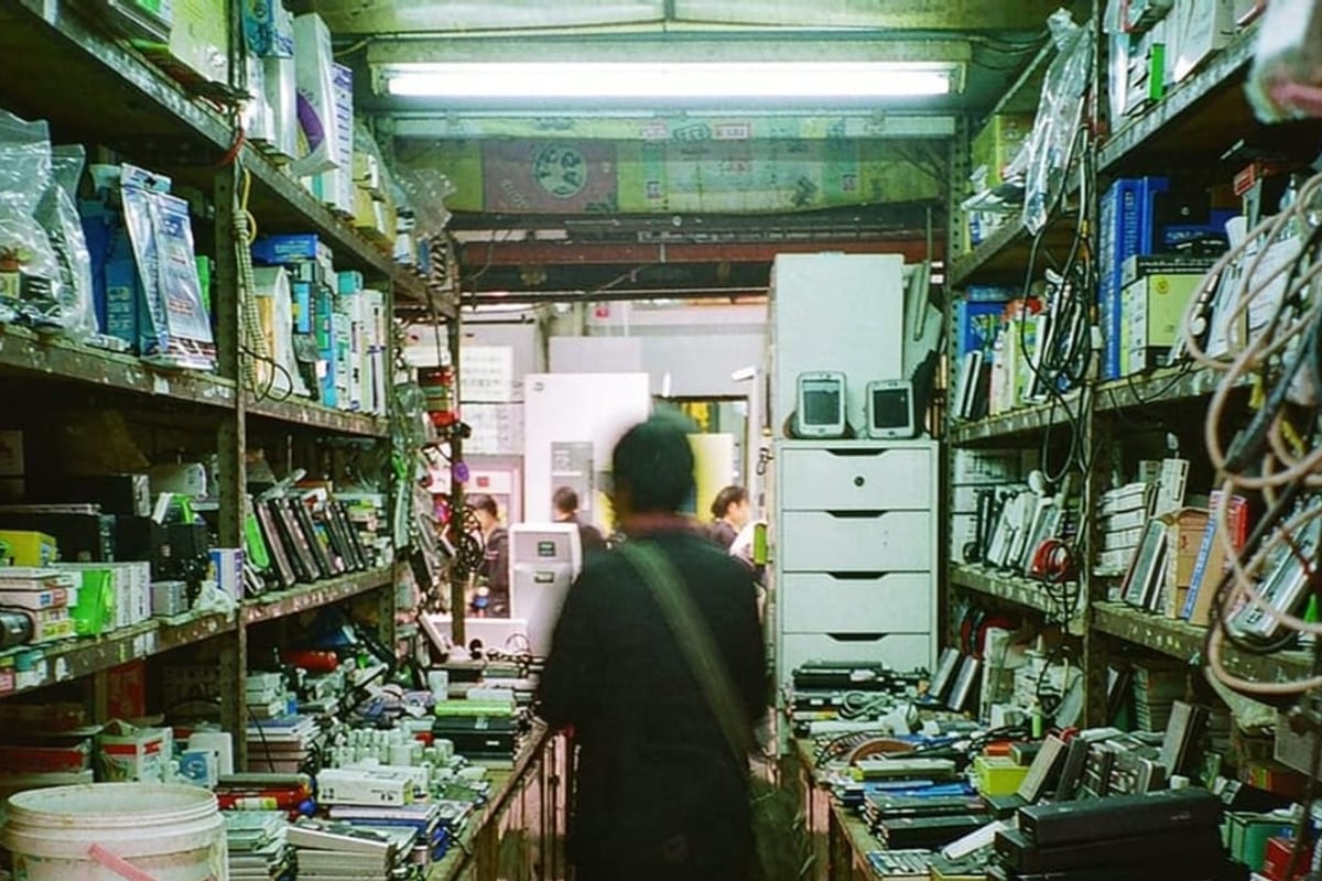 Interior de mercado de eletrônicos em Shenzhen com bancas de componentes