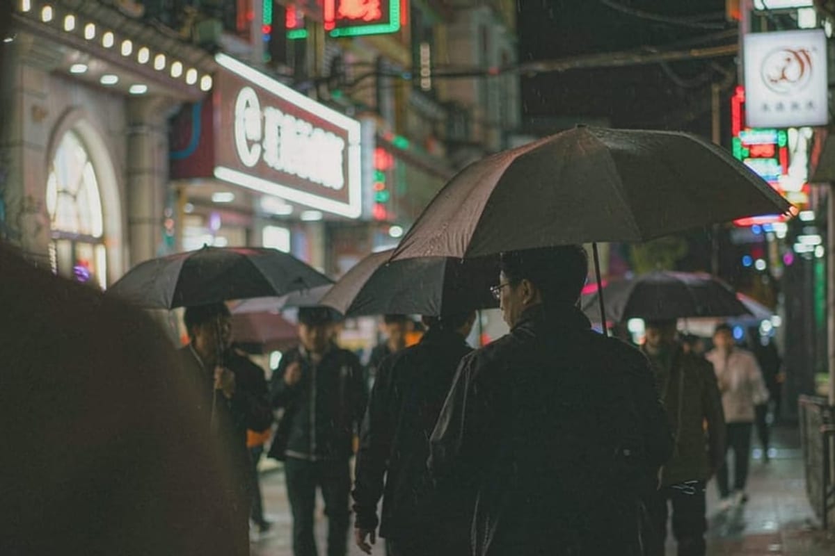 Rua molhada de Xangai à noite com reflexos de neons
