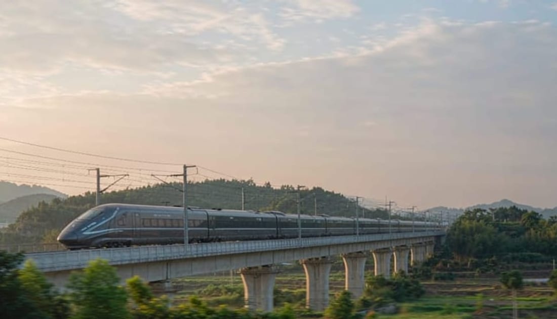 Interior de trem de alta velocidade chinês em viagem