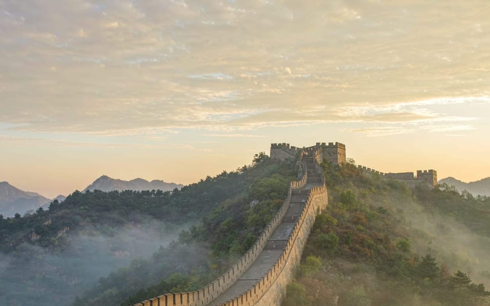 Muralha da China no trecho de Mutianyu ao amanhecer