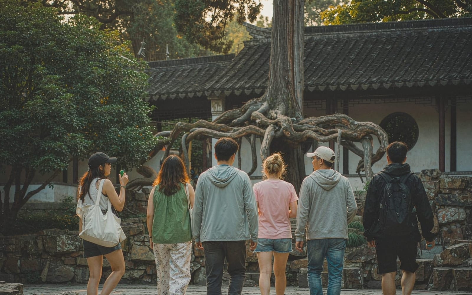 Grupo de viajantes em jardim