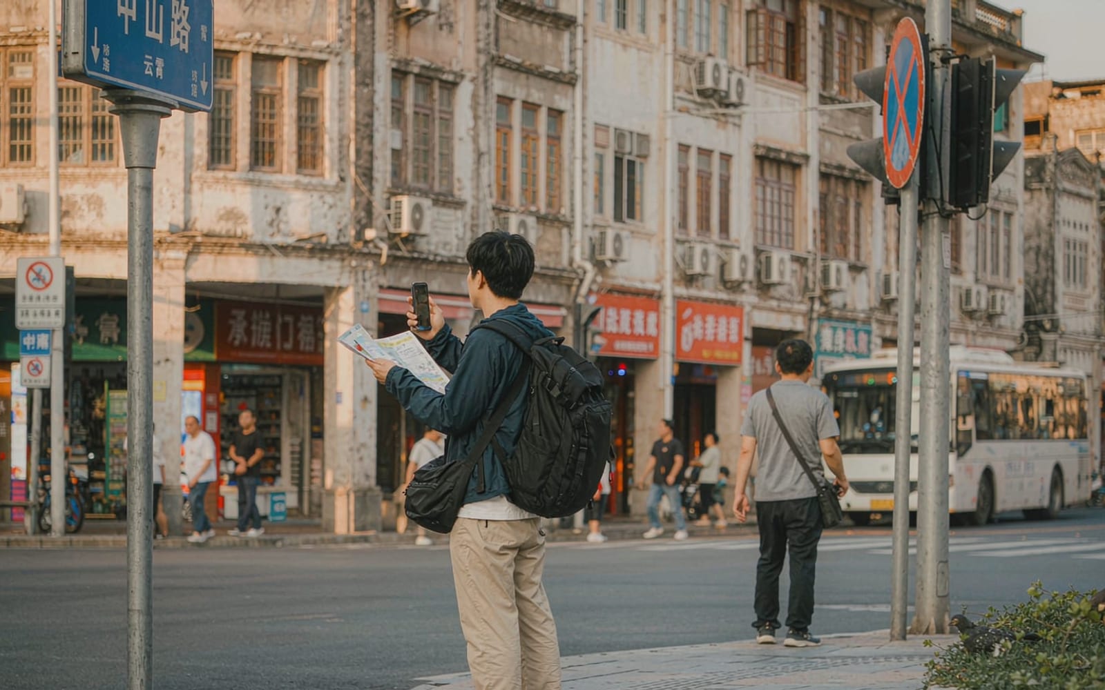 Viajante com mapa de papel em rua chinesa