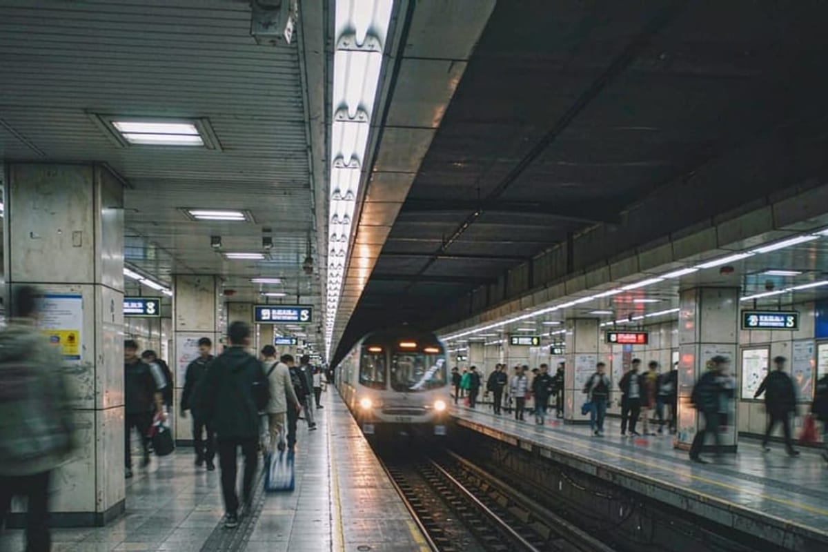 Plataforma de metrô com trem chegando