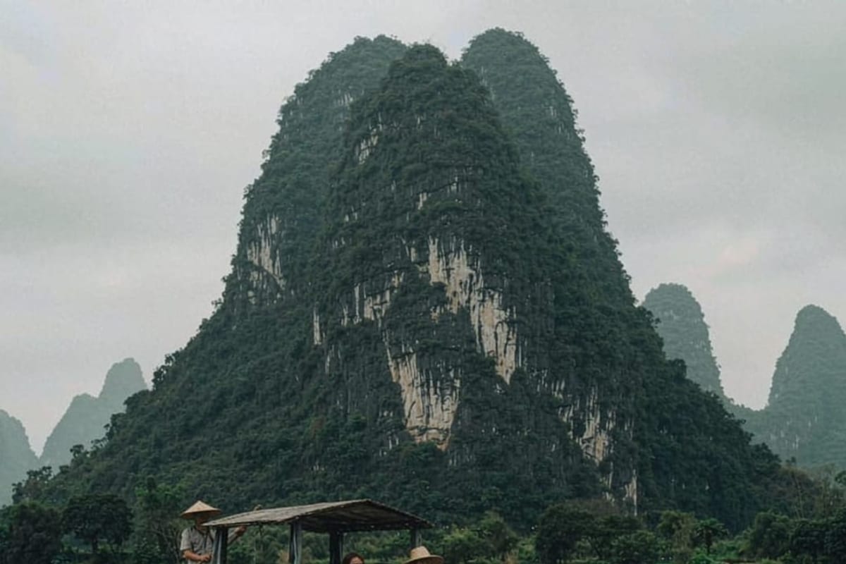 Balsa de bambu no rio Li entre picos calcários