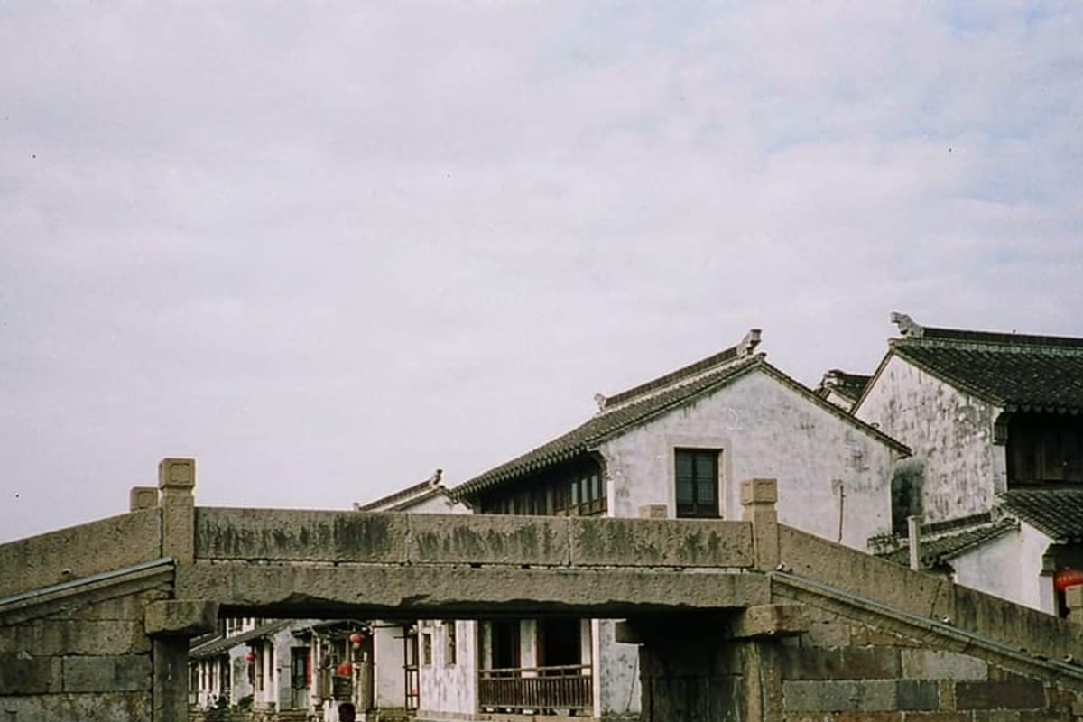 Canal de cidade de água com ponte de pedra