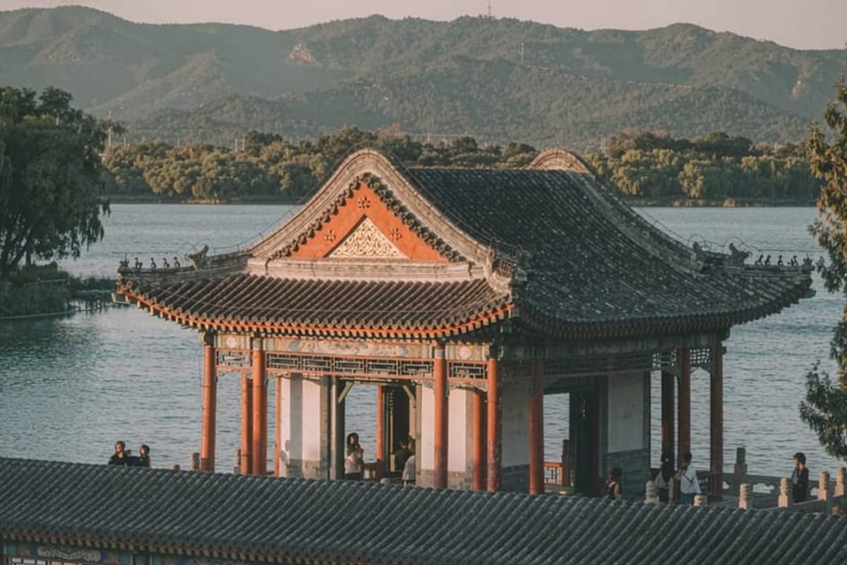Pavilhão à beira do lago no Palácio de Verão