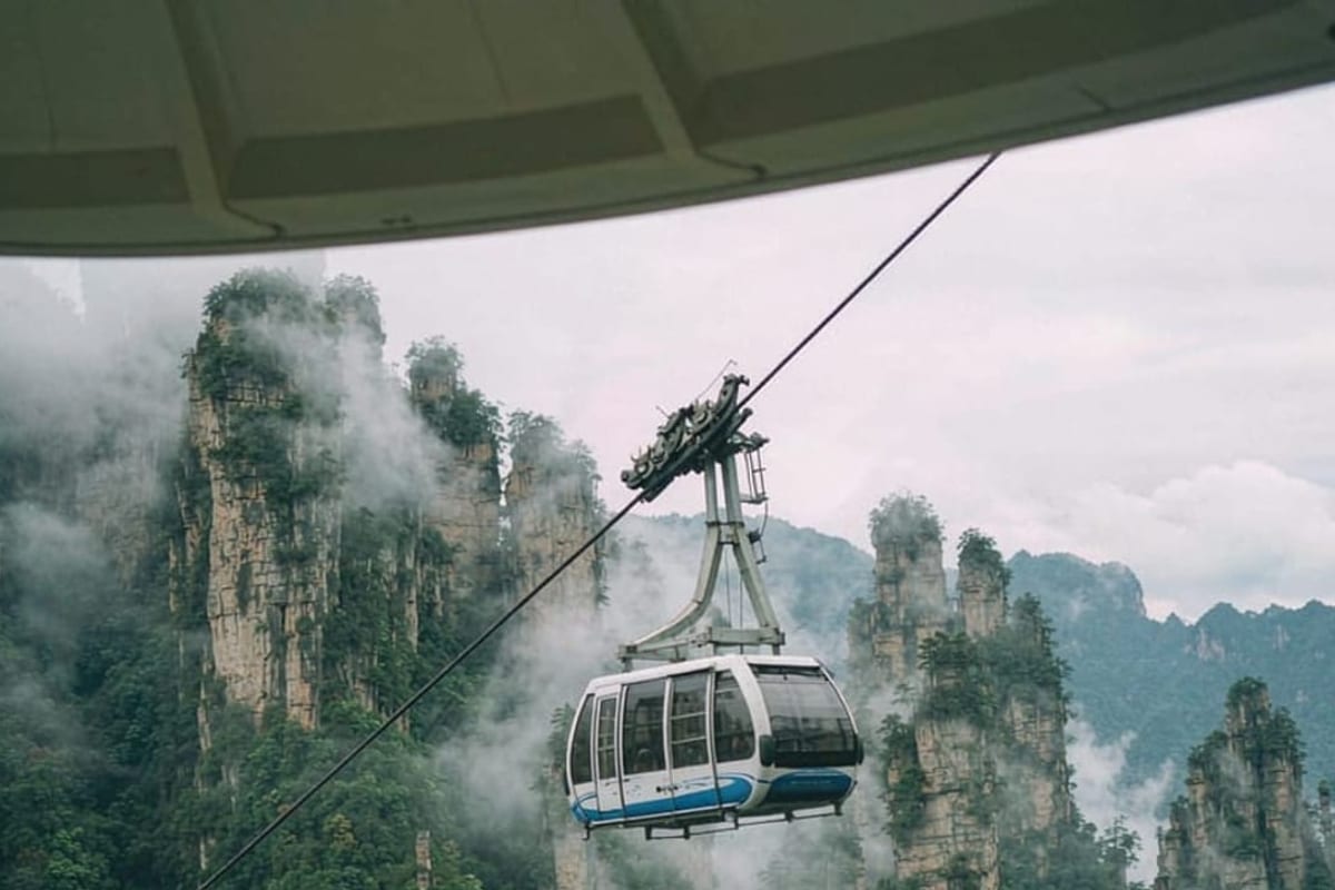 Teleférico subindo entre pilares de arenito em Zhangjiajie