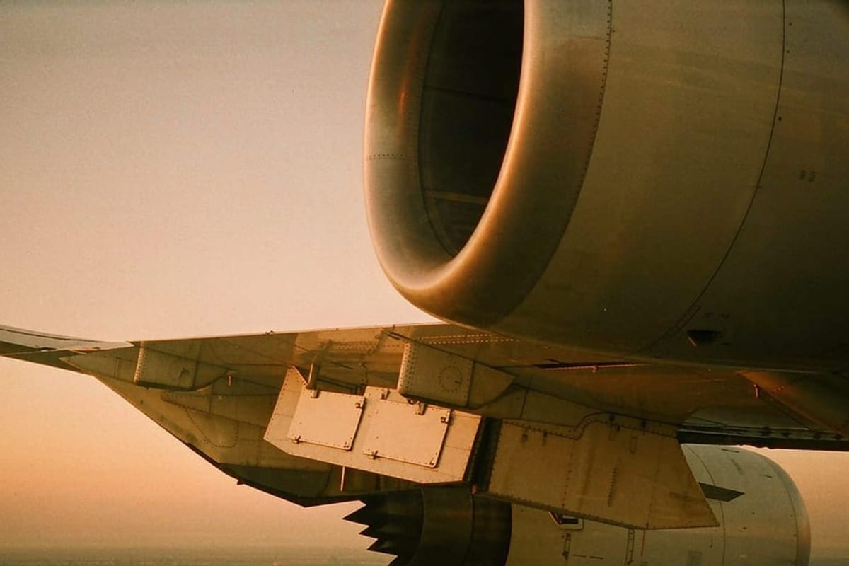 Janela do avião ao pôr do sol