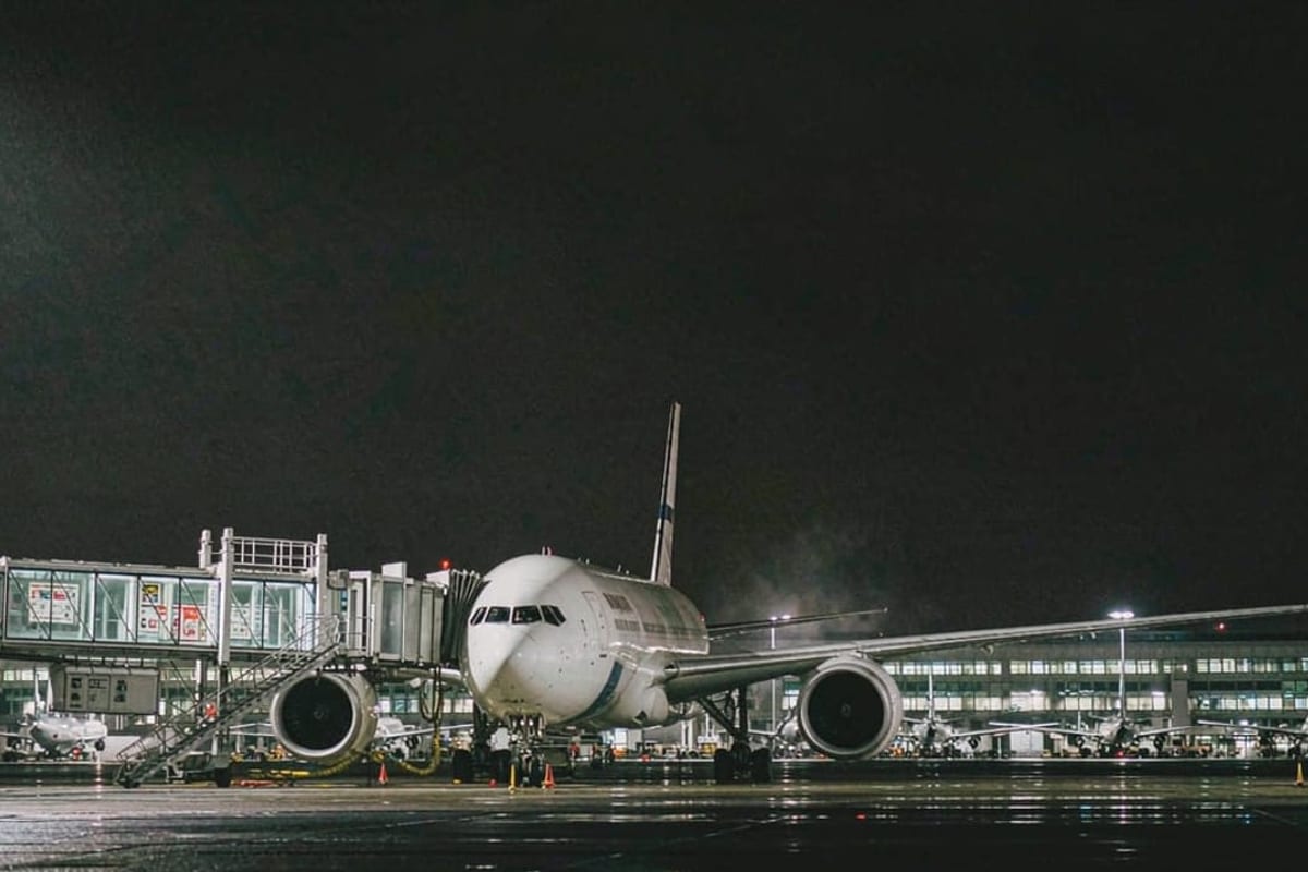 Avião no portão