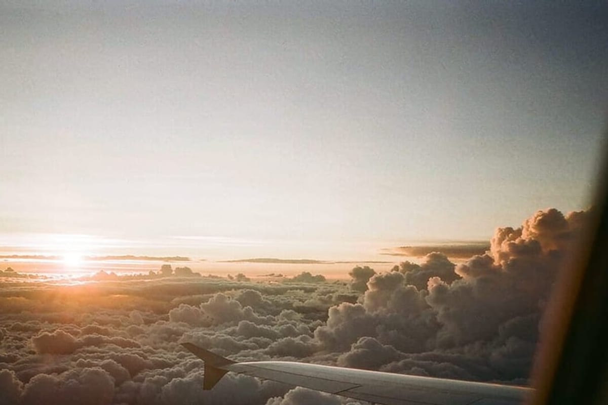 Avião sobre nuvens