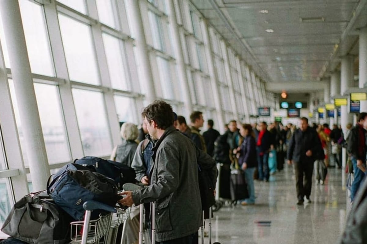 Saguão de aeroporto com passageiros