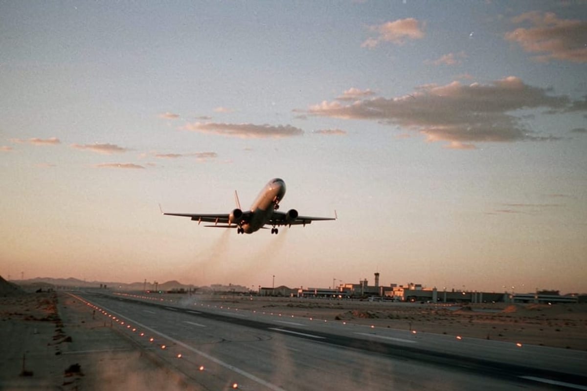Avião de longo curso em pista ao entardecer