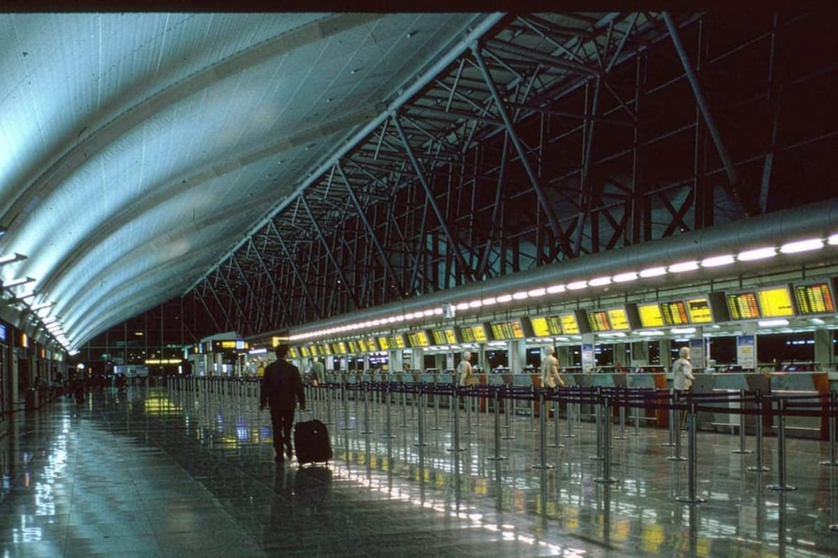 Aeroporto à noite com aviões iluminados na pista