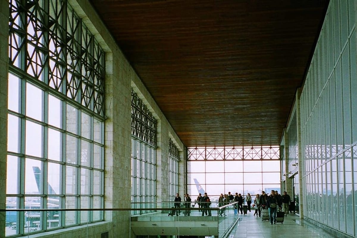 Avião no pátio do aeroporto ao amanhecer