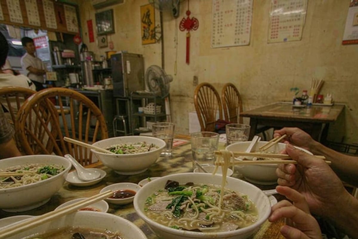 Família comendo macarrão em restaurante simples