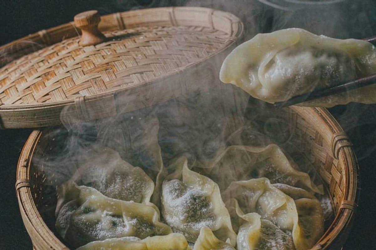 Pastéis chineses no vapor em cesto de bambu