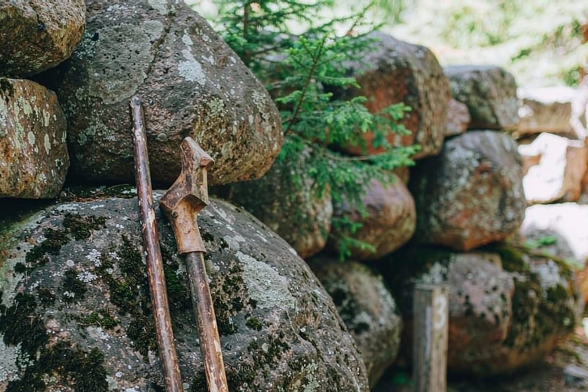 Bastões de caminhada apoiados em muro de pedra